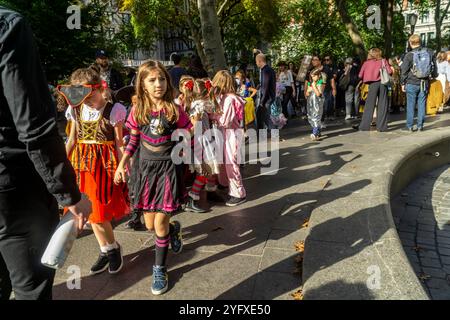 Les élèves locaux accompagnés de leurs enseignants, parents et nounous défilent dans le Madison Square Park pour Halloween le jeudi 31 octobre 2024. (© Richard B. Levine) Banque D'Images