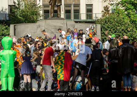 Les élèves locaux accompagnés de leurs enseignants, parents et nounous défilent dans le Madison Square Park pour Halloween le jeudi 31 octobre 2024. (© Richard B. Levine) Banque D'Images