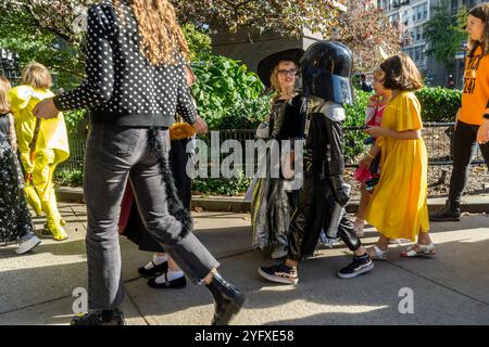 Les élèves locaux accompagnés de leurs enseignants, parents et nounous défilent dans le Madison Square Park pour Halloween le jeudi 31 octobre 2024. (© Richard B. Levine) Banque D'Images