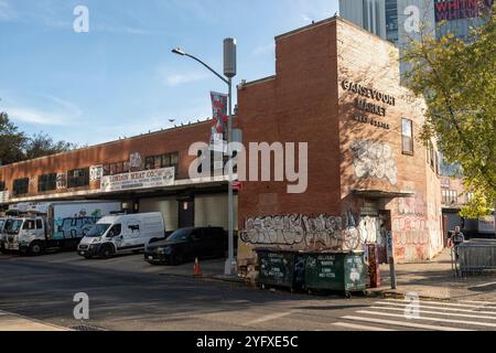 Le marché de Gansevoort dans le Meatpacking District à New York le lundi 28 octobre 2024. La coopérative du marché de la viande de Gansevoort met fin à son bail avec la ville et la ville a annoncé des plans pour développer l'immobilier dans 600 appartements, un espace public et une possible expansion pour le Whitney Museum adjacent et le High Line Park. Le marché est sur place depuis près de 100 ans. (© Richard B. Levine) Banque D'Images