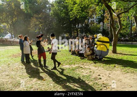 Les élèves locaux accompagnés de leurs enseignants, parents et nounous défilent dans le Madison Square Park pour Halloween le jeudi 31 octobre 2024. (© Richard B. Levine) Banque D'Images