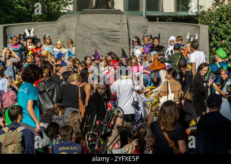 Les élèves locaux accompagnés de leurs enseignants, parents et nounous défilent dans le Madison Square Park pour Halloween le jeudi 31 octobre 2024. (© Richard B. Levine) Banque D'Images