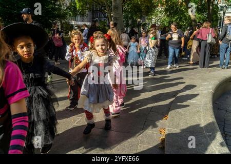 Les élèves locaux accompagnés de leurs enseignants, parents et nounous défilent dans le Madison Square Park pour Halloween le jeudi 31 octobre 2024. (© Richard B. Levine) Banque D'Images