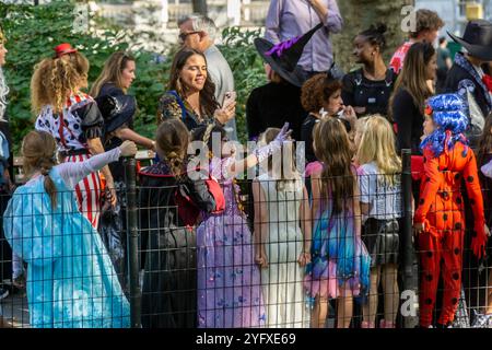 Les élèves locaux accompagnés de leurs enseignants, parents et nounous défilent dans le Madison Square Park pour Halloween le jeudi 31 octobre 2024. (© Richard B. Levine) Banque D'Images