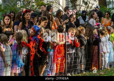 Les élèves locaux accompagnés de leurs enseignants, parents et nounous défilent dans le Madison Square Park pour Halloween le jeudi 31 octobre 2024. (© Richard B. Levine) Banque D'Images