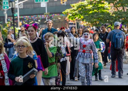 Les élèves locaux accompagnés de leurs enseignants, parents et nounous défilent dans le Madison Square Park pour Halloween le jeudi 31 octobre 2024. (© Richard B. Levine) Banque D'Images