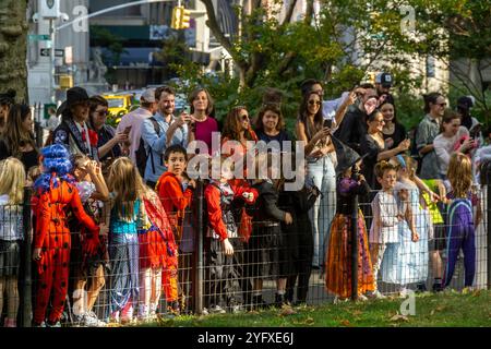 Les élèves locaux accompagnés de leurs enseignants, parents et nounous défilent dans le Madison Square Park pour Halloween le jeudi 31 octobre 2024. (© Richard B. Levine) Banque D'Images