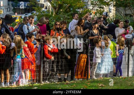 Les élèves locaux accompagnés de leurs enseignants, parents et nounous défilent dans le Madison Square Park pour Halloween le jeudi 31 octobre 2024. (© Richard B. Levine) Banque D'Images