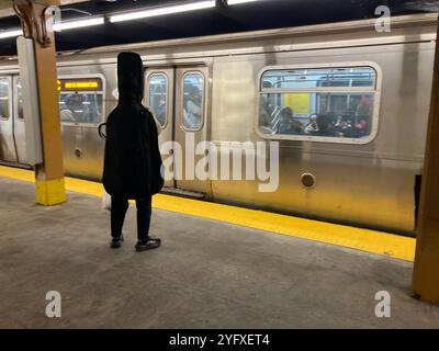 Voyageur de week-end dans le métro de New York à la 34th Street-Penn Station le dimanche 20 octobre 2024. (© Frances M. Roberts) Banque D'Images