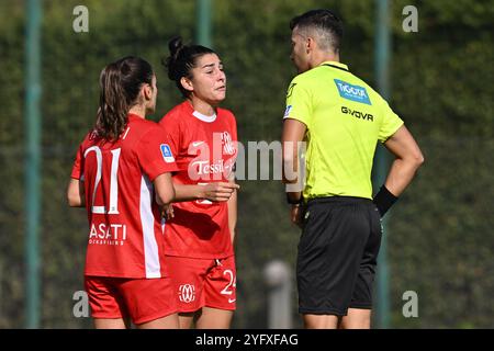 Miriam Picchi, Giulia Rizzon du F.C. Como Women et l'arbitre Alessio Amadei lors de la manche 16 de la Coppa Italia Femminile entre S.S. Lazio et F.C. Como au stade Mirko Fersini le 5 novembre 2024 à Formello, Italie. Banque D'Images