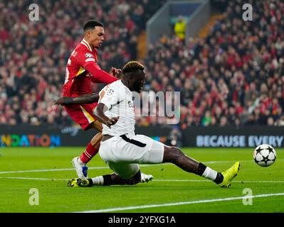 Victor Boniface de Bayer Leverkusen (à droite) a un tir sous la pression de Trent Alexander-Arnold de Liverpool (à gauche) lors du match de l'UEFA Champions League à Anfield, Liverpool. Date de la photo : mardi 5 novembre 2024. Banque D'Images