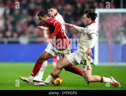 Andre Gray de Bristol City attaqué par Sydie Peck de Sheffield United lors du Sky Bet Championship match à Ashton Gate, Bristol. Date de la photo : mardi 5 novembre 2024. Banque D'Images