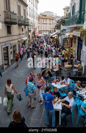 Foules de gens dans la via Lorenzo d' Amalfi, ville d'Amalfi, Campanie, Italie Banque D'Images