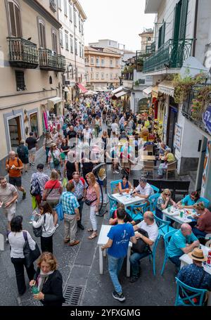 Foules de gens dans la via Lorenzo d' Amalfi, ville d'Amalfi, Campanie, Italie Banque D'Images