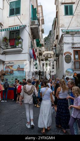 Foules de gens dans la via Lorenzo d' Amalfi, ville d'Amalfi, Campanie, Italie Banque D'Images