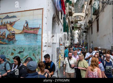 Foules de gens dans la via Lorenzo d' Amalfi, ville d'Amalfi, Campanie, Italie Banque D'Images