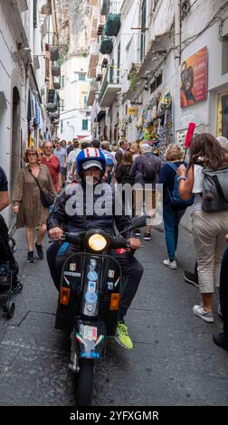 Foules de gens dans la via Lorenzo d' Amalfi, ville d'Amalfi, Campanie, Italie Banque D'Images