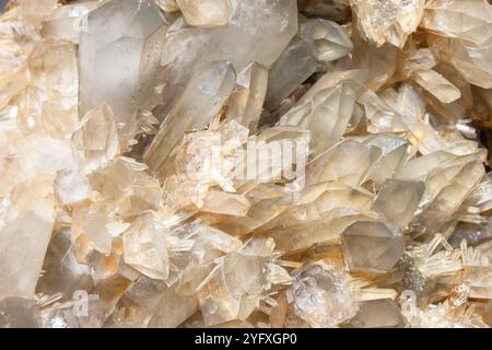 Cristal de roche, une druse de cristaux gros plan photo avec flou sélectif Banque D'Images