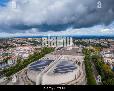 Sanctuaire de notre-Dame de Fatima, Basilique de notre-Dame du Rosaire et Basilique de la très Sainte Trinité de Fatima. Vue aérienne de Fatima par drone Banque D'Images