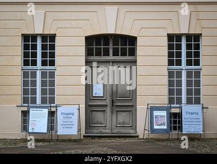 Rheinsberg, Allemagne. 04th Nov, 2024. L'entrée du musée de littérature Kurt Tucholsky et de la galerie d'art contemporain du château de Rheinsberg. Il s'agit d'un musée unique en Allemagne et qui se concentre sur le journalisme littéraire de la République de Weimar, avec une vaste collection d'écrits originaux de Tucholsky. Crédit : Jens Kalaene/dpa/Alamy Live News Banque D'Images