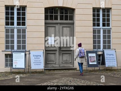 Rheinsberg, Allemagne. 04th Nov, 2024. L'entrée du musée de littérature Kurt Tucholsky et de la galerie d'art contemporain du château de Rheinsberg. Il s'agit d'un musée unique en Allemagne et qui se concentre sur le journalisme littéraire de la République de Weimar, avec une vaste collection d'écrits originaux de Tucholsky. Crédit : Jens Kalaene/dpa/Alamy Live News Banque D'Images