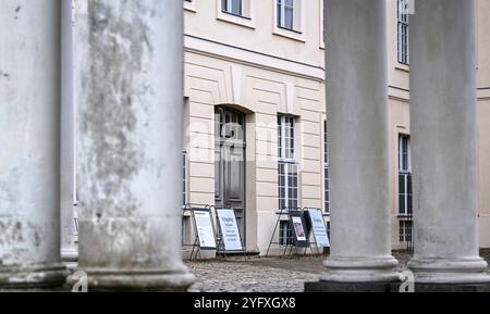 Rheinsberg, Allemagne. 04th Nov, 2024. L'entrée du musée de littérature Kurt Tucholsky et de la galerie d'art contemporain du château de Rheinsberg. Il s'agit d'un musée unique en Allemagne et qui se concentre sur le journalisme littéraire de la République de Weimar, avec une vaste collection d'écrits originaux de Tucholsky. Crédit : Jens Kalaene/dpa/Alamy Live News Banque D'Images