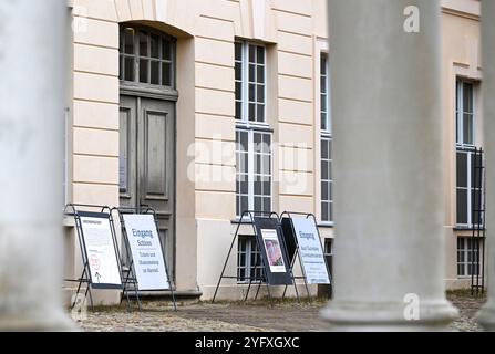 Rheinsberg, Allemagne. 04th Nov, 2024. L'entrée du musée de littérature Kurt Tucholsky et de la galerie d'art contemporain du château de Rheinsberg. Il s'agit d'un musée unique en Allemagne et qui se concentre sur le journalisme littéraire de la République de Weimar, avec une vaste collection d'écrits originaux de Tucholsky. Crédit : Jens Kalaene/dpa/Alamy Live News Banque D'Images