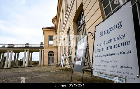 Rheinsberg, Allemagne. 04th Nov, 2024. L'entrée du musée de littérature Kurt Tucholsky et de la galerie d'art contemporain du château de Rheinsberg. Il s'agit d'un musée unique en Allemagne et qui se concentre sur le journalisme littéraire de la République de Weimar, avec une vaste collection d'écrits originaux de Tucholsky. Crédit : Jens Kalaene/dpa/Alamy Live News Banque D'Images