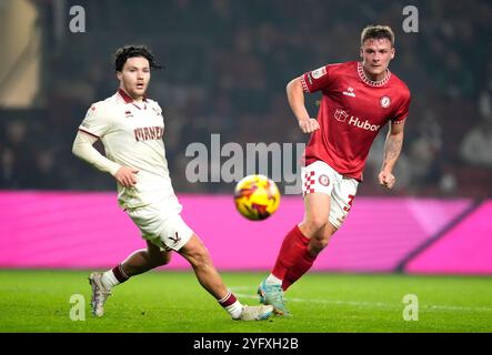 Callum O'Hare de Sheffield United (à gauche) et Cameron Pring de Bristol City se battent pour le ballon lors du Sky Bet Championship match à Ashton Gate, Bristol. Date de la photo : mardi 5 novembre 2024. Banque D'Images