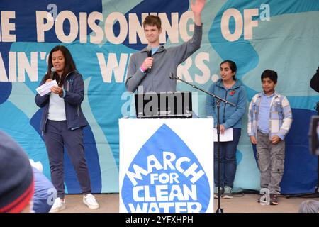 The River action March for Clean Water à Londres le 3 novembre 2024 - arrêtez d'empoisonner notre eau Banque D'Images