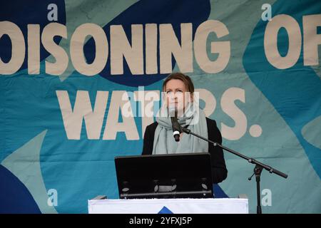 Melissa Green parle à la River action March for Clean Water à Londres le 3 novembre 2024 Banque D'Images