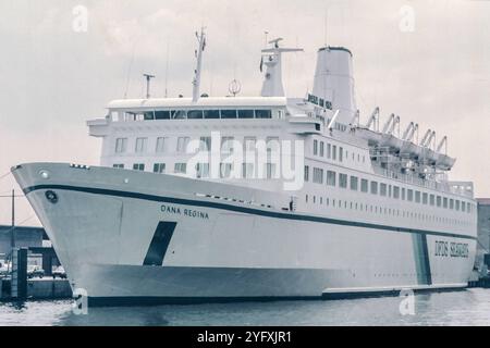 Symbolbild Dana Regina-Fähre von DFDS Seaways, Weißer Rumpf mit klassischem Design, Großes Passagierdeck, prominenter Schornstein, mehrere Rettungsboote an Deck, regelmäßige Fähre für Passagiere und Fahrzeuge, Verbindungen in Nordeuropa, praktisches und funktionales Design, Atmosphäre Fensterreihen, skandinavische geräumige, traditionsreiche Linienverbindung *** passagers voyeur classique, passagers voyeur de vie, avion de transport aérien classique, vue sur le nord, passagers Seull Seaways, avion, passagers Banque D'Images