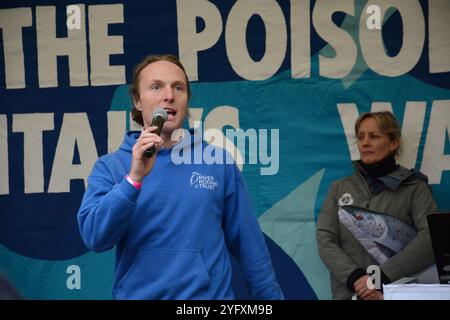 Paul Powesland prend la parole à la River action March for Clean Water à Londres le 3 novembre 2024 à Parliament Square Banque D'Images