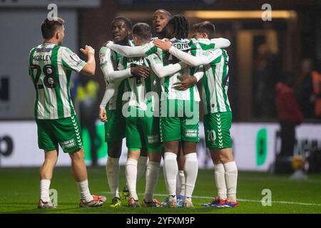 But 3-0 Richard Kone #24 du Wycombe Wanderers FC célèbre son but avec ses coéquipiers lors du match de Sky Bet League 1 entre Stockport County et Wycombe Wanderers au Edgeley Park Stadium, Stockport, mardi 5 novembre 2024. (Photo : Mike Morese | mi News) crédit : MI News & Sport /Alamy Live News Banque D'Images