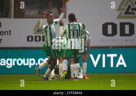 But 3-0 Richard Kone #24 du Wycombe Wanderers FC célèbre son but avec ses coéquipiers lors du match de Sky Bet League 1 entre Stockport County et Wycombe Wanderers au Edgeley Park Stadium, Stockport, mardi 5 novembre 2024. (Photo : Mike Morese | mi News) crédit : MI News & Sport /Alamy Live News Banque D'Images