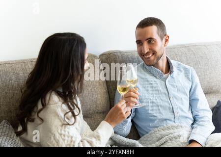 Mariage toast comme célébration et succès dans un projet. Concept de bonheur, Noël et nouvel an. Jeune couple Clinking et flirter sur la date Banque D'Images