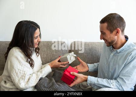 Échange de cadeaux de Noël entre mari et femme Banque D'Images