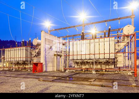 Transformateurs de puissance dans une sous-station électrique extérieure haute tension Banque D'Images