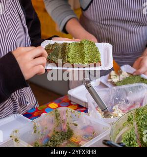 Kiosque Ppular vendant du pesto aux herbes maison sur pain grillé au levain, au marché agricole Náplavka samedi, Prague en République tchèque. Banque D'Images