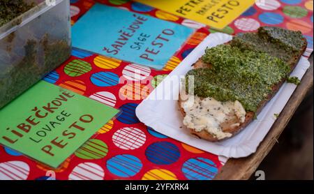 Kiosque Ppular vendant du pesto aux herbes maison sur pain grillé au levain, au marché agricole Náplavka samedi, Prague en République tchèque. Banque D'Images