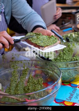 Kiosque Ppular vendant du pesto aux herbes maison sur pain grillé au levain, au marché agricole Náplavka samedi, Prague en République tchèque. Banque D'Images