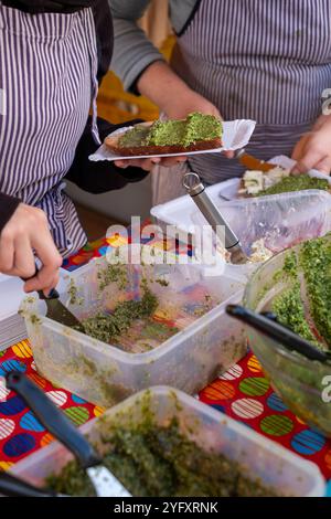 Kiosque Ppular vendant du pesto aux herbes maison sur pain grillé au levain, au marché agricole Náplavka samedi, Prague en République tchèque. Banque D'Images