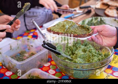 Kiosque Ppular vendant du pesto aux herbes maison sur pain grillé au levain, au marché agricole Náplavka samedi, Prague en République tchèque. Banque D'Images