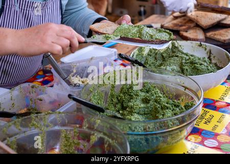 Kiosque Ppular vendant du pesto aux herbes maison sur pain grillé au levain, au marché agricole Náplavka samedi, Prague en République tchèque. Banque D'Images