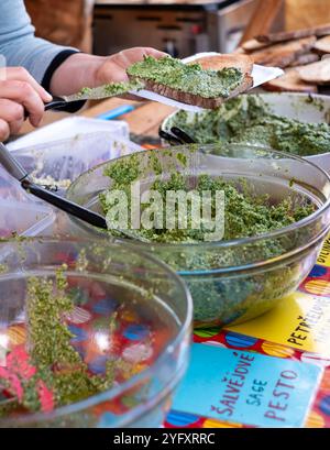 Kiosque Ppular vendant du pesto aux herbes maison sur pain grillé au levain, au marché agricole Náplavka samedi, Prague en République tchèque. Banque D'Images