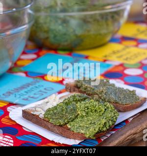 Kiosque Ppular vendant du pesto aux herbes maison sur pain grillé au levain, au marché agricole Náplavka samedi, Prague en République tchèque. Banque D'Images