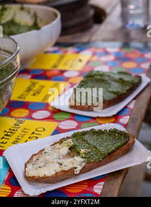 Kiosque Ppular vendant du pesto aux herbes maison sur pain grillé au levain, au marché agricole Náplavka samedi, Prague en République tchèque. Banque D'Images