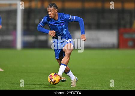 Ishe Samuels Smith (62 Chelsea) contrôle le ballon lors du Trophée EFL entre Cambridge United et Chelsea Under 21s au Cledara Abbey Stadium, Cambridge, mardi 5 novembre 2024. (Photo : Kevin Hodgson | mi News) crédit : MI News & Sport /Alamy Live News Banque D'Images