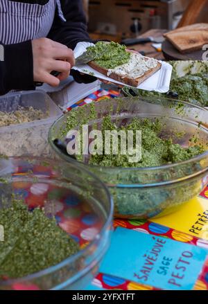 Kiosque Ppular vendant du pesto aux herbes maison sur pain grillé au levain, au marché agricole Náplavka samedi, Prague en République tchèque. Banque D'Images