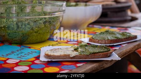 Kiosque Ppular vendant du pesto aux herbes maison sur pain grillé au levain, au marché agricole Náplavka samedi, Prague en République tchèque. Banque D'Images